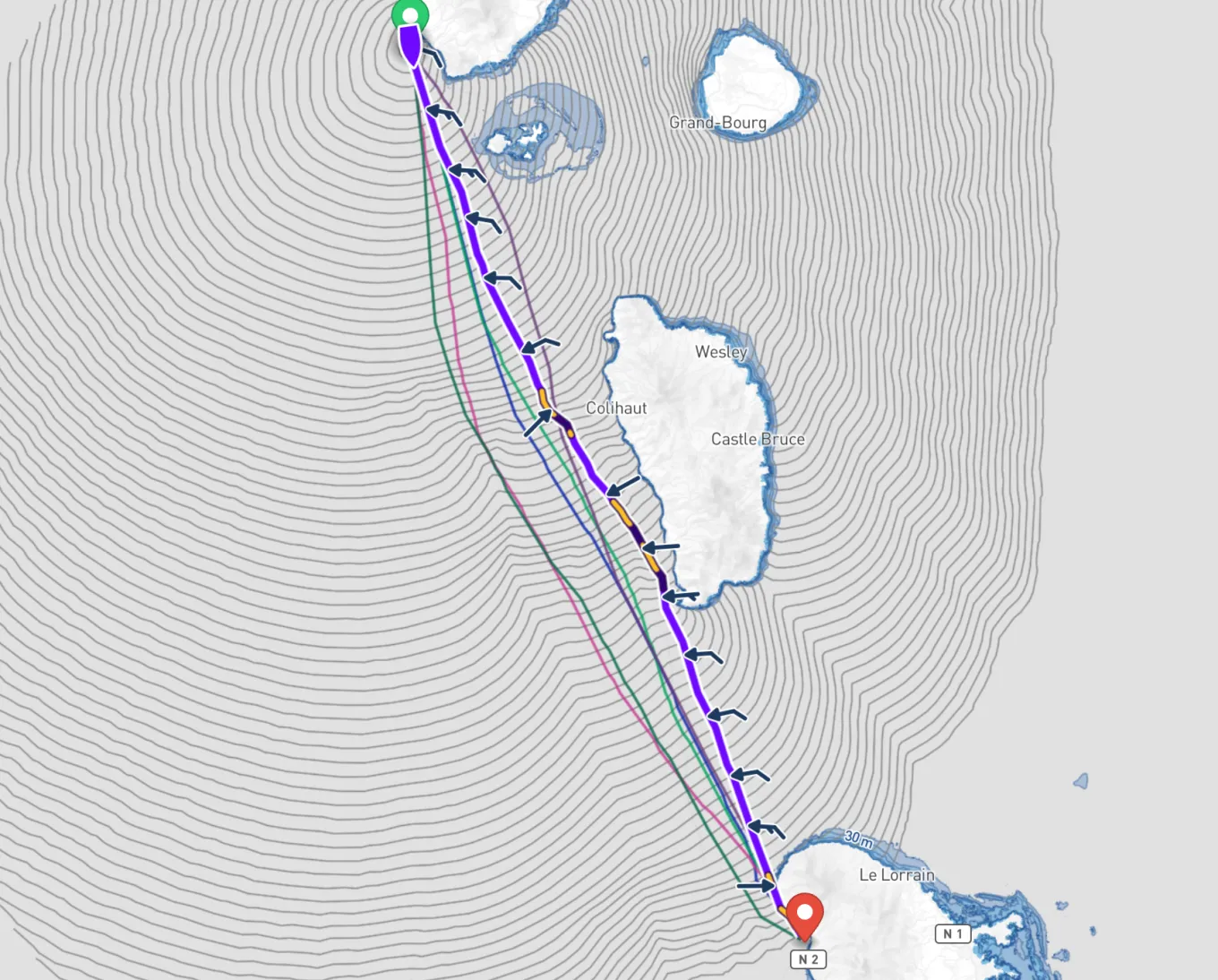 Carte de la Guadeloupe à la Martinique en passant la Dominique : la route d'AROME longe au plus près la côte sous le vent de la Dominique, par endroits au moteur, celles des modèles globaux plus au large.