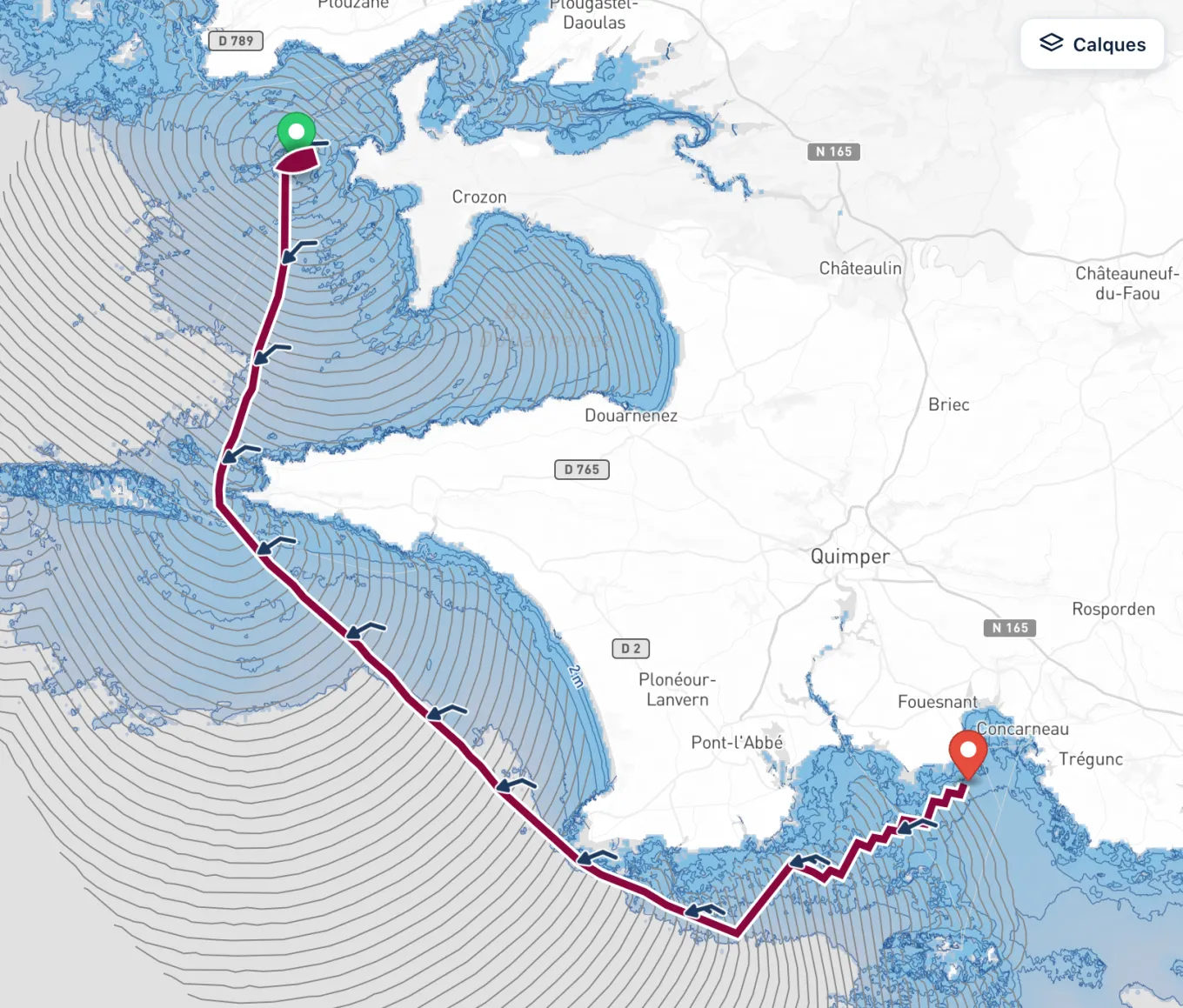 Carte de la pointe de Bretagne : une route quitte Camaret, double la pointe du Raz au ras de la côte, traverse la baie d'Audierne et remonte les derniers milles jusqu'à Concarneau en petits bords. Autour d'elle, des dizaines de fines lignes grises s'étendent du départ en anneaux et s'enroulent autour des pointes.